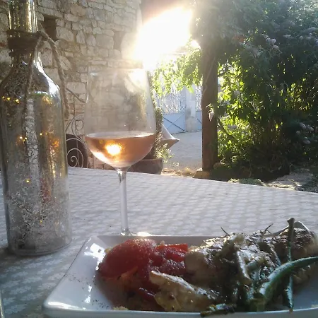 לינה וארוחת בוקר La Belle Lavande, D *