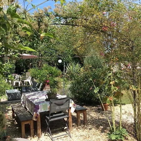 La Belle Lavande, D לינה וארוחת בוקר *