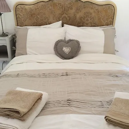 לינה וארוחת בוקר La Belle Lavande, D Chenommet